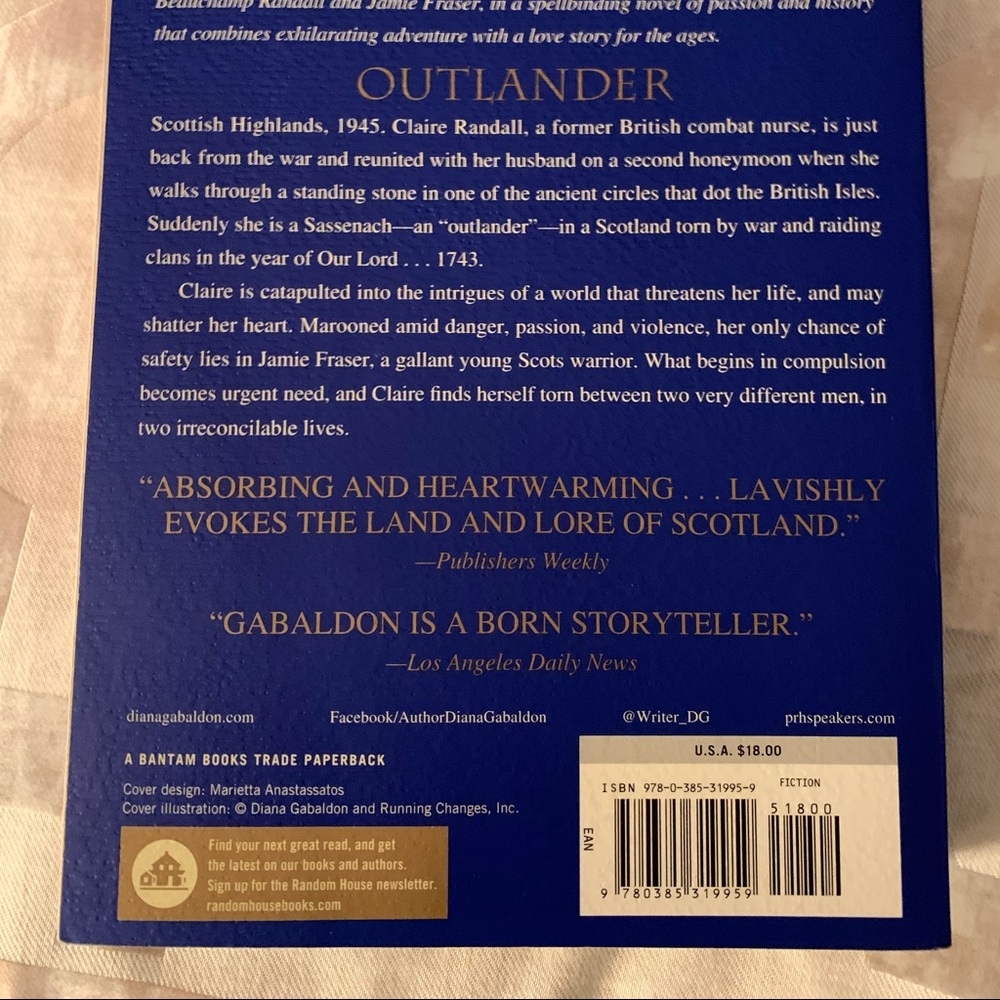 Book- Diana Gabaldon, Outlander, 627 pages.